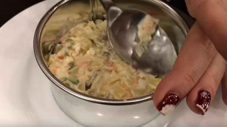 Para una porción hermosa, ponga la ensalada con el anillo culinario.