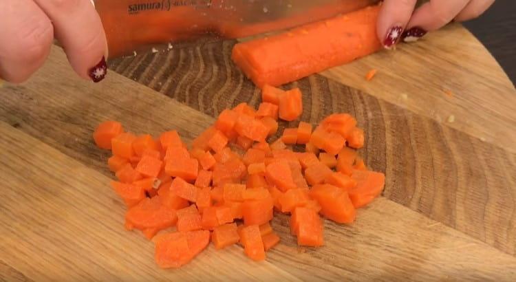 Cortar las zanahorias y las papas en un cubo pequeño.