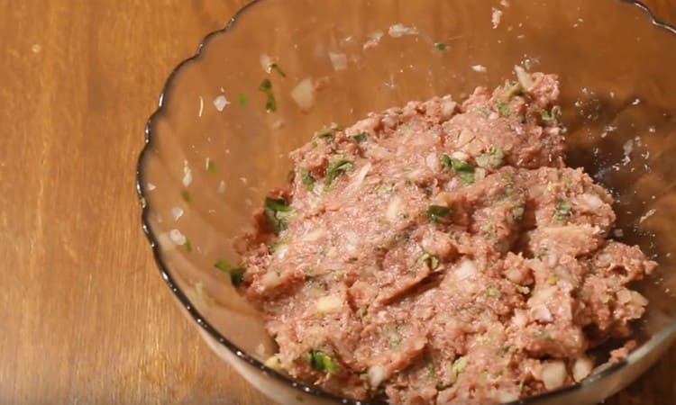 Thoroughly mix the minced meat for juiciness, you can add a little water.
