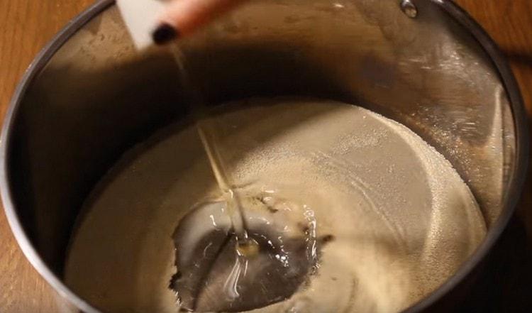 To prepare the dough in warm water, dissolve dry yeast, salt, sugar, add vegetable oil.