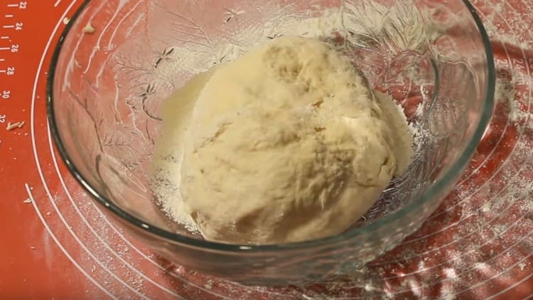 Leave the dough in a bowl so that it rises.