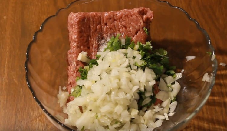 Add chopped onions to the minced meat.