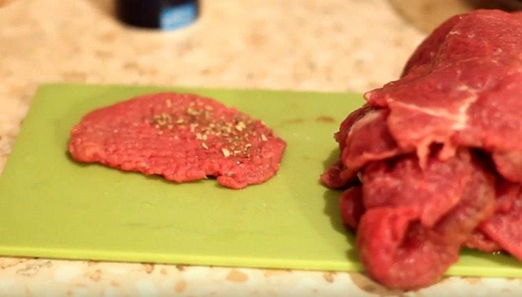 Saupoudrer la viande avec du sel et des épices au goût.