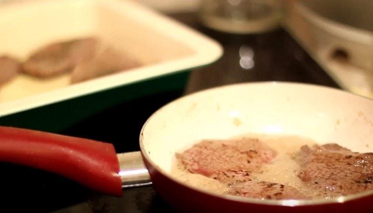 Tout d'abord, faites légèrement cuire les côtelettes dans une casserole, puis mettez les dans un plat allant au four.