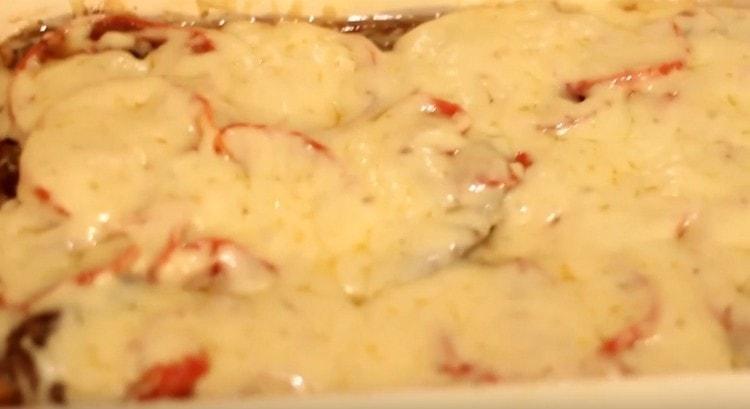 Les côtelettes de boeuf au four seront encore plus savoureuses si vous les saupoudrez de fromage en fin de cuisson.