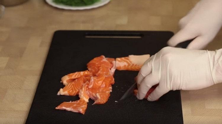 Couper le poisson rouge en petits morceaux.