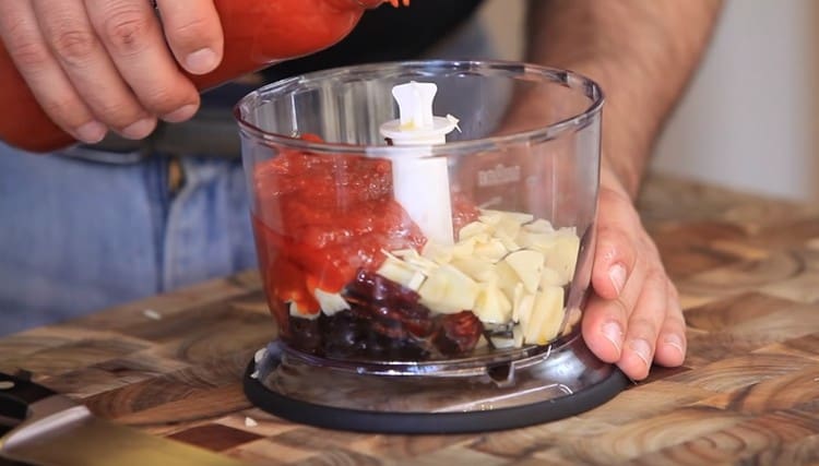 Dodajte umak od rajčice u blender.