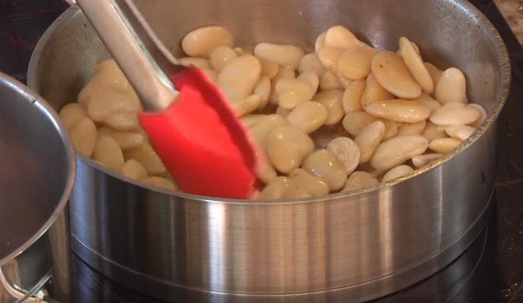 Now fry the previously boiled white beans.