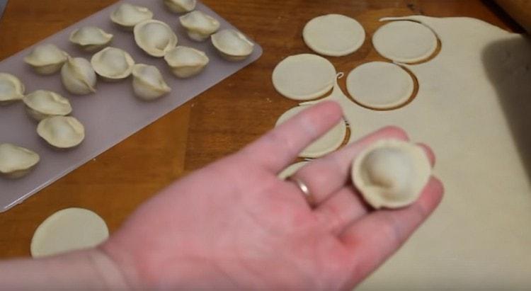 We sculpt all the dumplings in this way.