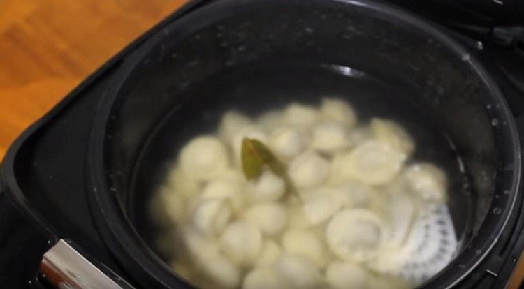 We spread the dumplings in boiled water.