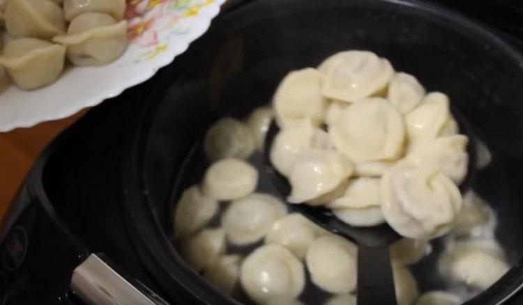 Cocinar deliciosas albóndigas en la olla de cocción lenta Redmond es fácil.