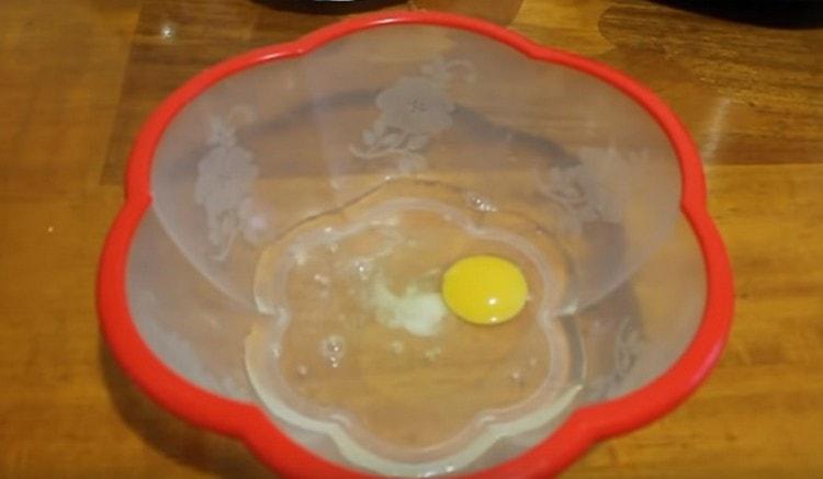 Pour water into a bowl, add salt and egg.