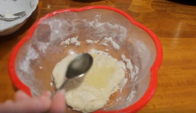 Add vegetable oil to an almost finished dough.