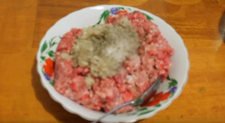 Salt and pepper minced meat.