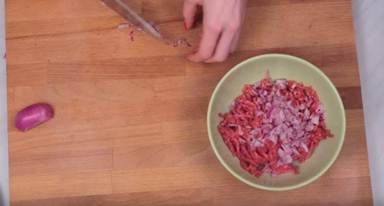 Ajouter l'oignon finement haché à la viande hachée.