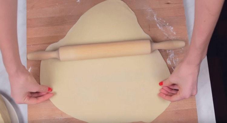 Rouler finement chaque partie de la pâte.