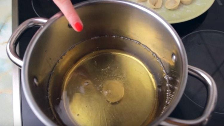 Chauffer l'huile dans une casserole.