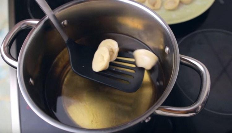Répartissez doucement les boulettes dans le beurre.