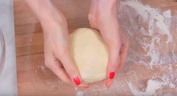 La pâte doit être lisse et ne pas coller aux mains.