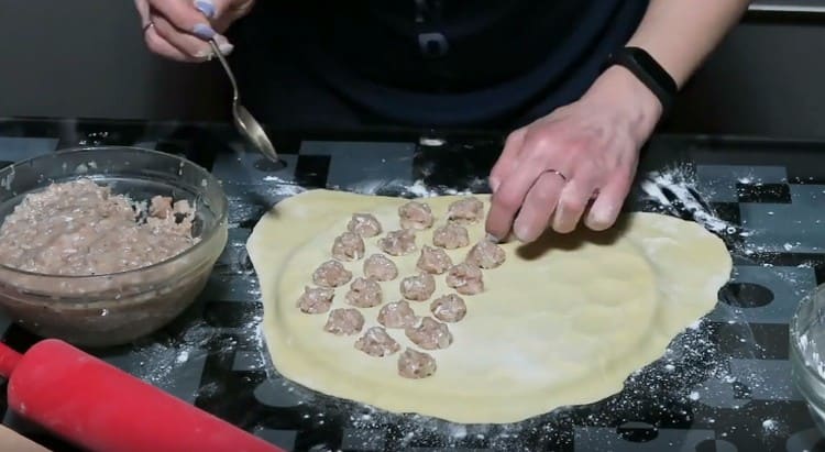 Dans les cellules de boulettes mettre la viande hachée.