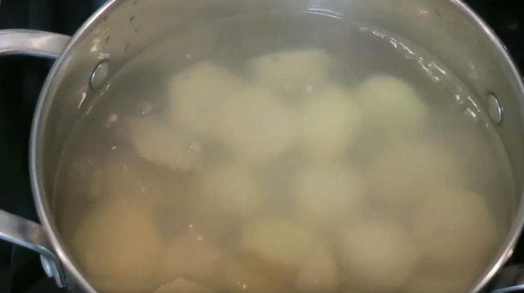 We spread the dumplings in boiling salted water.