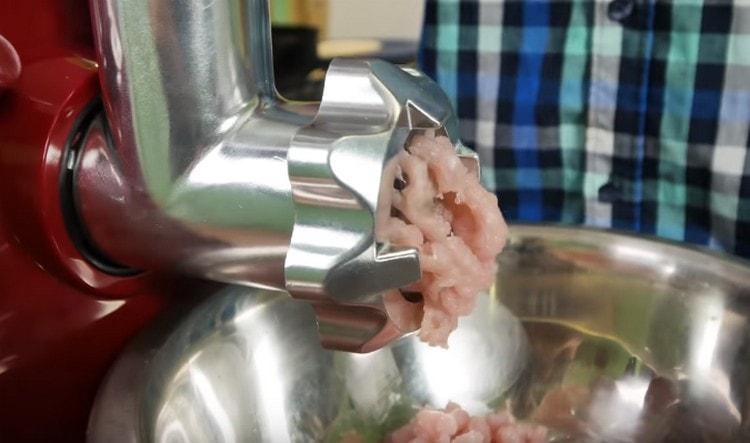 Skip the turkey meat through a meat grinder.