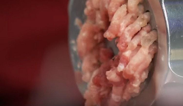 Skip the meat, onions and cabbage through a meat grinder.