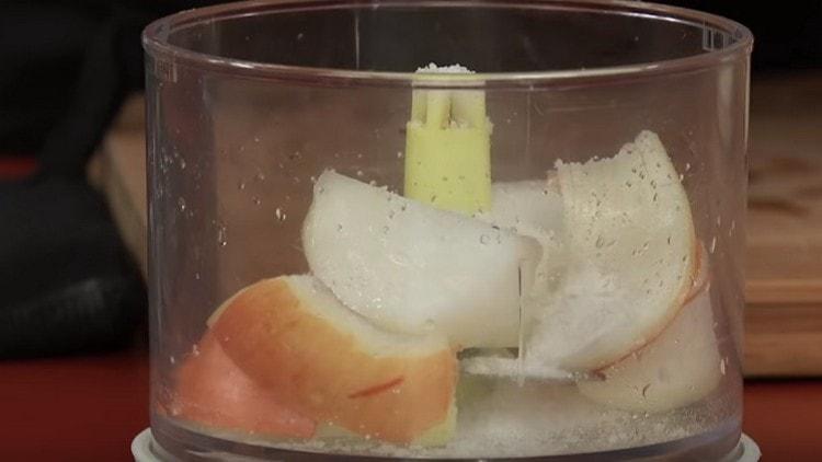 U zdjeli blendera razvucite luk, izrezan na komade, izravno s lukom.