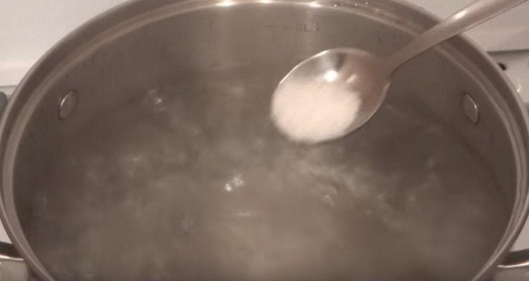 Dans une casserole, porter l'eau à ébullition, saler.