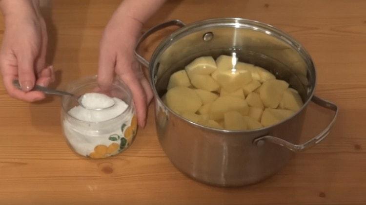 Épluchez les pommes de terre, coupez-les en tranches et mettez à cuire, en ajoutant du sel.