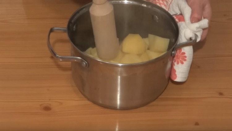 Pétrir les pommes de terre finies dans une purée de pommes de terre.