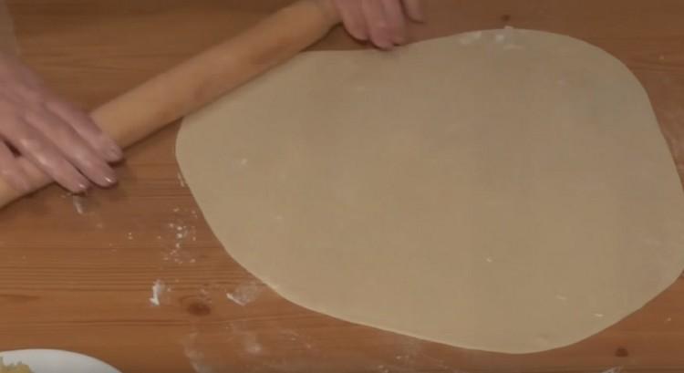 Rouler finement la pâte de boulettes finie.
