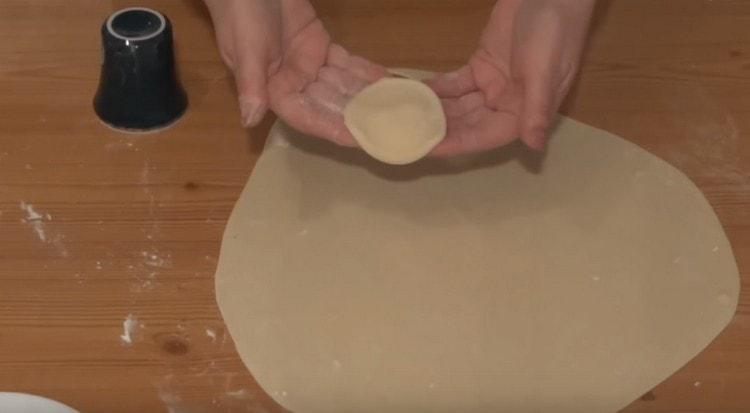 À partir de la couche de pâte, pressez les mêmes flans pour les boulettes avec un verre.