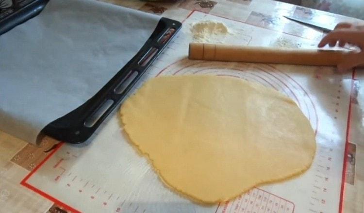 Abaisser la pâte avec un rouleau à pâtisserie.
