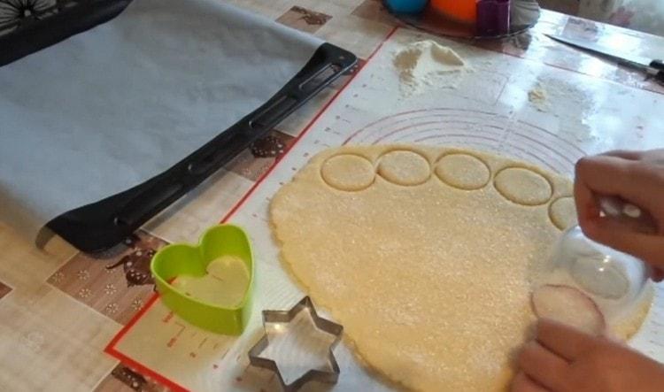 Exprima las galletas con una galleta o un vaso.