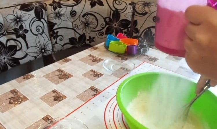 Sifting flour with baking powder into the butter-egg mass, we begin to knead the dough.