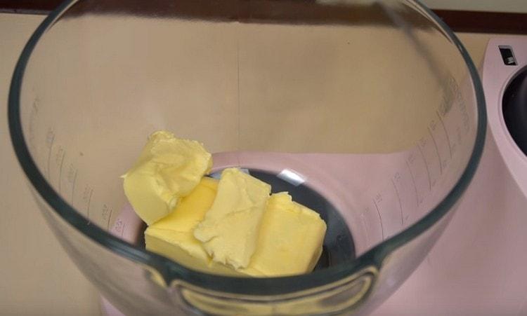 Pon la mantequilla ablandada en el tazón de la batidora.