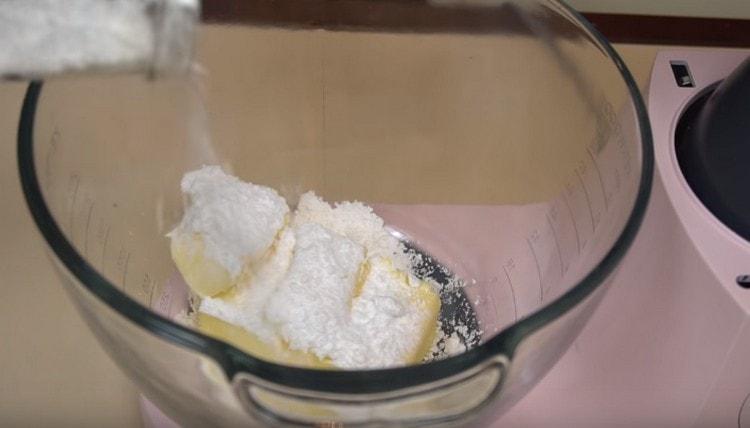 Agregue azúcar en polvo a la mantequilla.