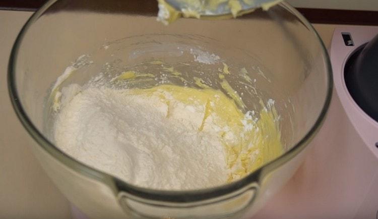 Adăugați amidon, zahăr vanilat și făină.