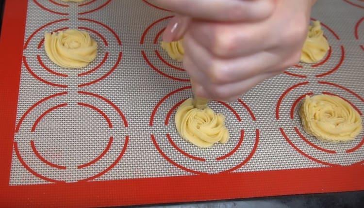 Using a pastry bag, we place it on a silicone mat or cookie parchment.