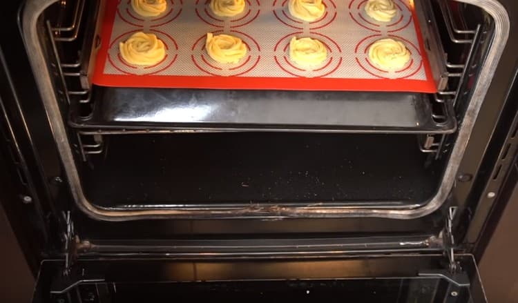 Enviamos galletas al horno durante 15-20 minutos.