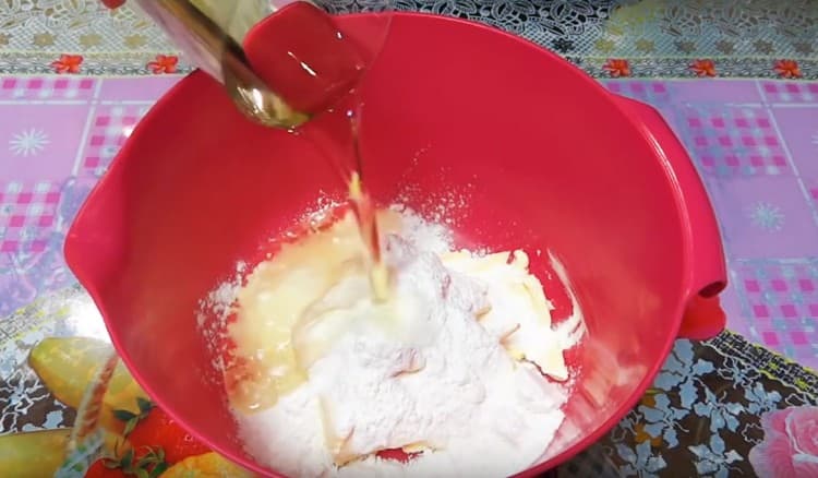 Add the icing sugar and vegetable oil to margarine.