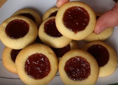 We prepare simple and tasty shortbread cookies with jam according to the recipe with a photo.
