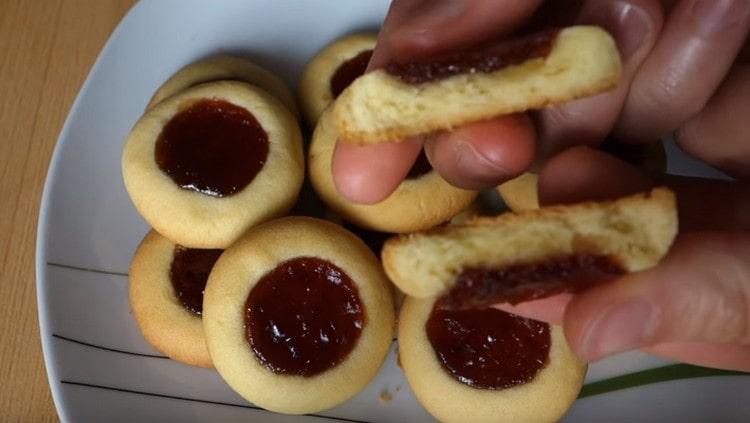 As you can see, delicious shortbread cookies with jam can be baked even at home.