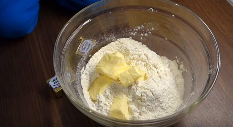 En un tazón, combine la mantequilla ablandada con la harina.