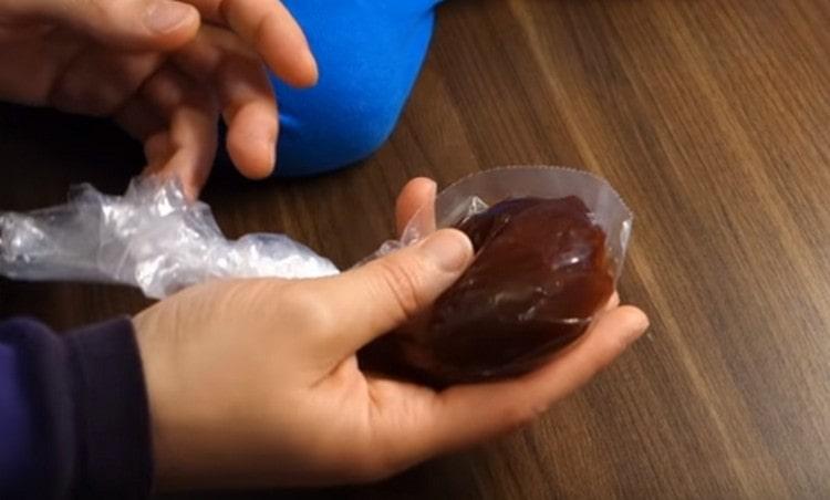 Mettez la confiture dans un sac à pâtisserie ou tout simplement dans un sac étroit.