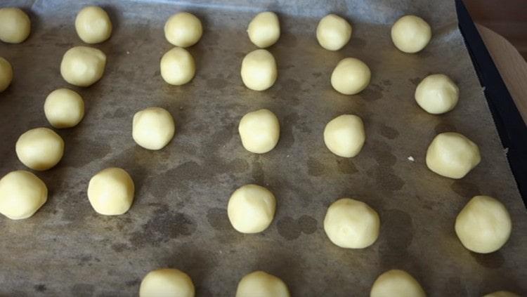 Étalez les boules obtenues sur une plaque à pâtisserie.