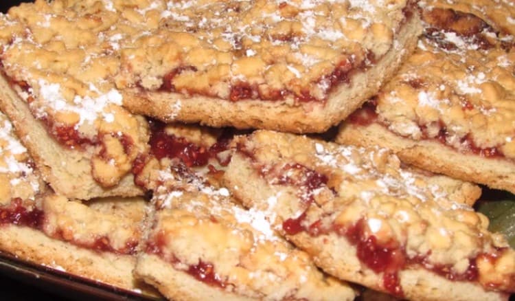 Al servir galletas de mantequilla con mermelada y migas, también puede espolvorear con azúcar en polvo.