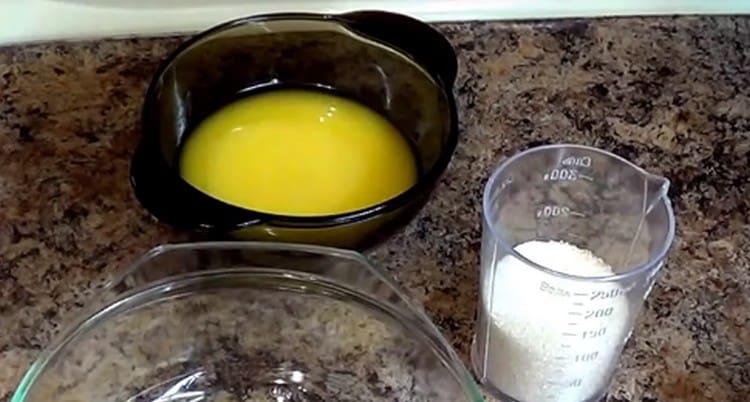 Derrita la mantequilla por adelantado.
