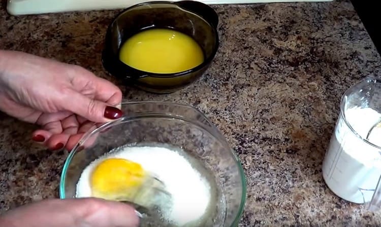 battez deux œufs dans un bol et battez-les avec du sucre.